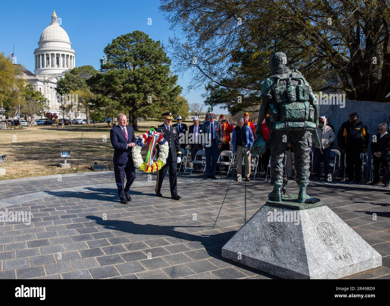 Der Bundesstaat Arkansas würdigte und würdigte den Dienst und die Opfer unserer Veteranen aus dem Vietnamkrieg und ihrer Familien bei einer Kranzlegen-Zeremonie am Arkansas Vietnam Veterans Memorial auf dem Gelände des State Capitol, 29. April 2023. Generalmajor Jonathan M. Stubbs, Generaladjutant der Nationalgarde von Arkansas, und Generalmajor Kendall Penn, Sekretär des Veteranenministeriums von Arkansas, legten den Kranz als Teil der Gedenkfeier zum 50. Jahrestag des Vietnamkriegs an das Denkmal. Die letzten US-Kampftruppen verließen Vietnam am 29. März 1973. Stockfoto