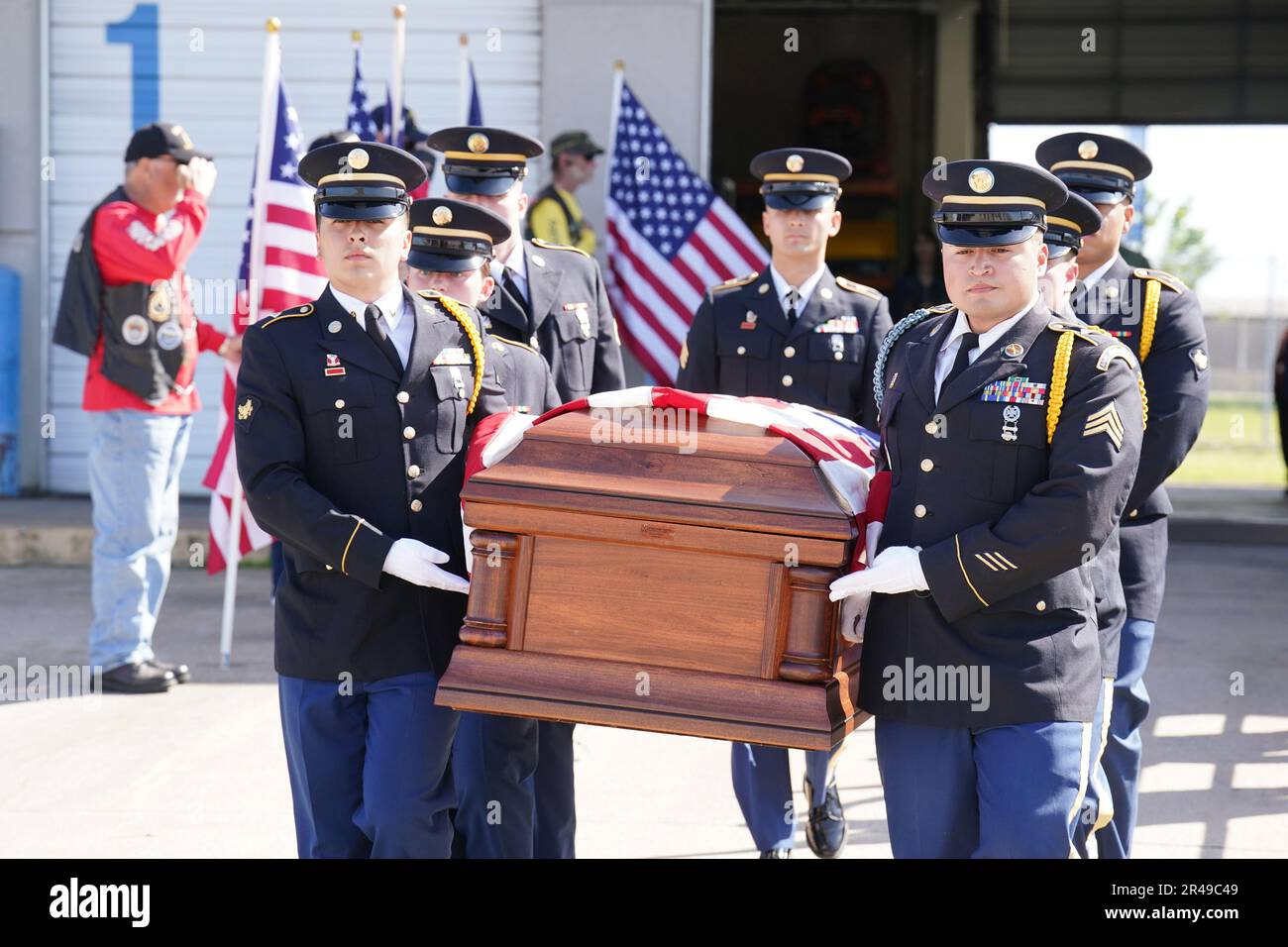 St. Louis, USA. 26. Mai 2023. Ein militärischer Ehrenwächter trägt einen Sarg mit den Überresten von James M. Howie aus dem Zweiten Weltkrieg zu einem wartenden Leichenwagen in St. Louis-Lambert International Airport in St. Louis am Freitag, den 26. Mai 2023. Howie, der 1943 im Alter von 24 Jahren bei einem Absturz ums Leben kam, wurde der 345. Bombardement Group an Bord eines B-24 Liberator Bombers als Funker zugeteilt. Seine Überreste wurden nach dem Krieg nicht identifiziert und in der Heldenabteilung des zivilen und militärischen Friedhofs von Bolovan, Ploiesti, Prahova, Rumänien begraben und später im August 2022 identifiziert. Howie war es Stockfoto