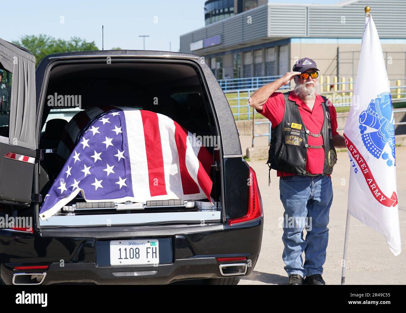 St. Louis, USA. 26. Mai 2023. Patriot Guard-Mitglied Steve Kaiser salutiert den Sarg mit den Überresten des Flugzeugführers James M. Howie aus dem Zweiten Weltkrieg in einem Leichenwagen in St. Louis-Lambert International Airport in St. Louis am Freitag, den 26. Mai 2023. Howie, der 1943 im Alter von 24 Jahren bei einem Absturz ums Leben kam, wurde der 345. Bombardement Group an Bord eines B-24 Liberator Bombers als Funker zugeteilt. Seine Überreste wurden nach dem Krieg nicht identifiziert und in der Heldenabteilung des zivilen und militärischen Friedhofs von Bolovan, Ploiesti, Prahova, Rumänien begraben und später im August 2022 identifiziert. Howie Stockfoto