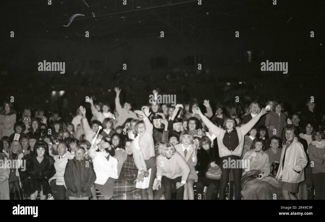 SAN DIEGO, USA, 1965: The Crowd reagiert auf einem Konzert mit den Dave Clark Five, organisiert vom Radiosender KCBQ Stockfoto