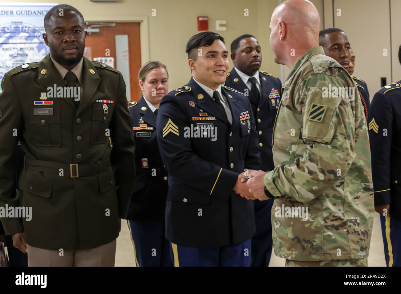 USA Army Sgt. Kevin Izquierdo, dem 14. Field Hospital zugeteilt, erhält eine Challenge-Münze von Kommandosgt. Major Jeffrey Campbell, dem ranghohen, nicht kommissionierten Offizier der 3. Division Sustainment Brigade, nachdem er am 10. Februar 2023 den NCO of the Quarter Board in Fort Stewart, Georgia, gewonnen hat. Der Soldat und der NCO des Quartiervorstands unter dem Vorsitz des Brigadekommandos Sergeant Major mit den hochrangigen NCOs der Einheit als stimmberechtigten Mitgliedern prüften das militärische Wissen, die Sitten und Höflichkeiten der Soldaten und die Gelassenheit unter Druck. Wettbewerbsereignisse sind ein Test für Entschlossenheit und Härte und fördern die Bereitschaft Stockfoto