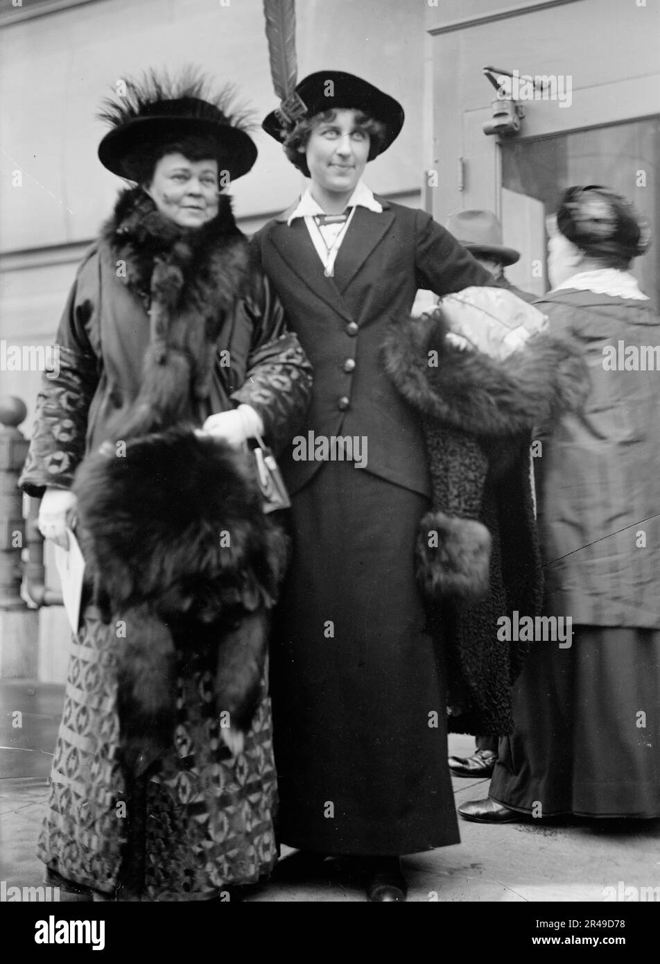 Milholland, Inez, Suffragette - Center, mit Mrs. O.H.P. Belmont, 1913. Stockfoto