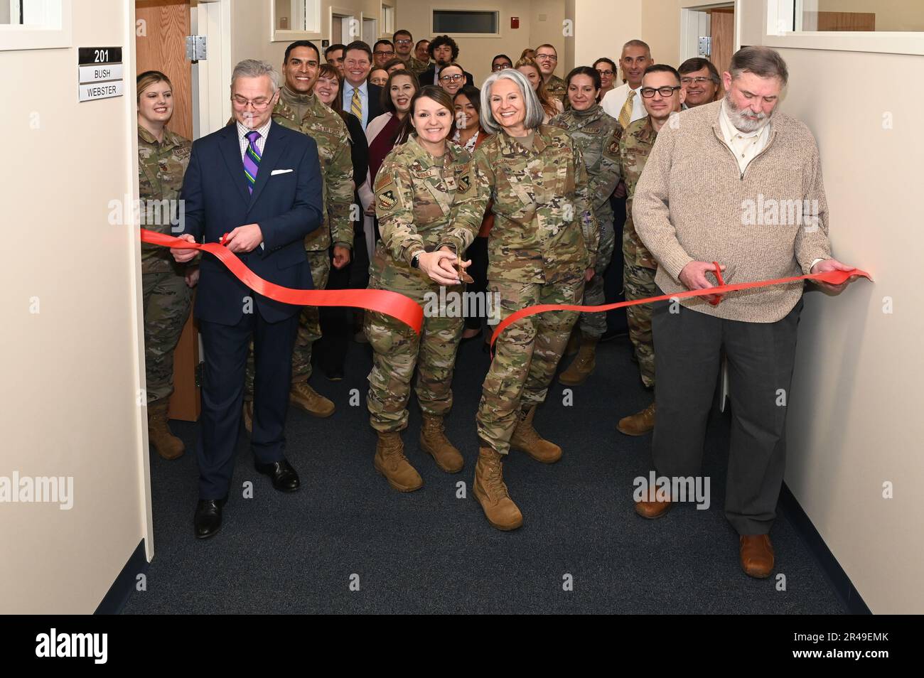 Oberst Taona Enriquez, Mitte links, Installationsleiter, Oberst Patricia Wiegman-Lenz, 66. Generalstaatsanwalt der Luftwaffe, Peter Camp, Links, ja Aufsichtsanwalt und Sean Hannaway, JA Aufsichtsanwalt, Schnitt ein Band zum neuen Arbeitsplatz der Acquisition Law Division in der Hanscom Air Force Base Mass., Februar 2. Stockfoto