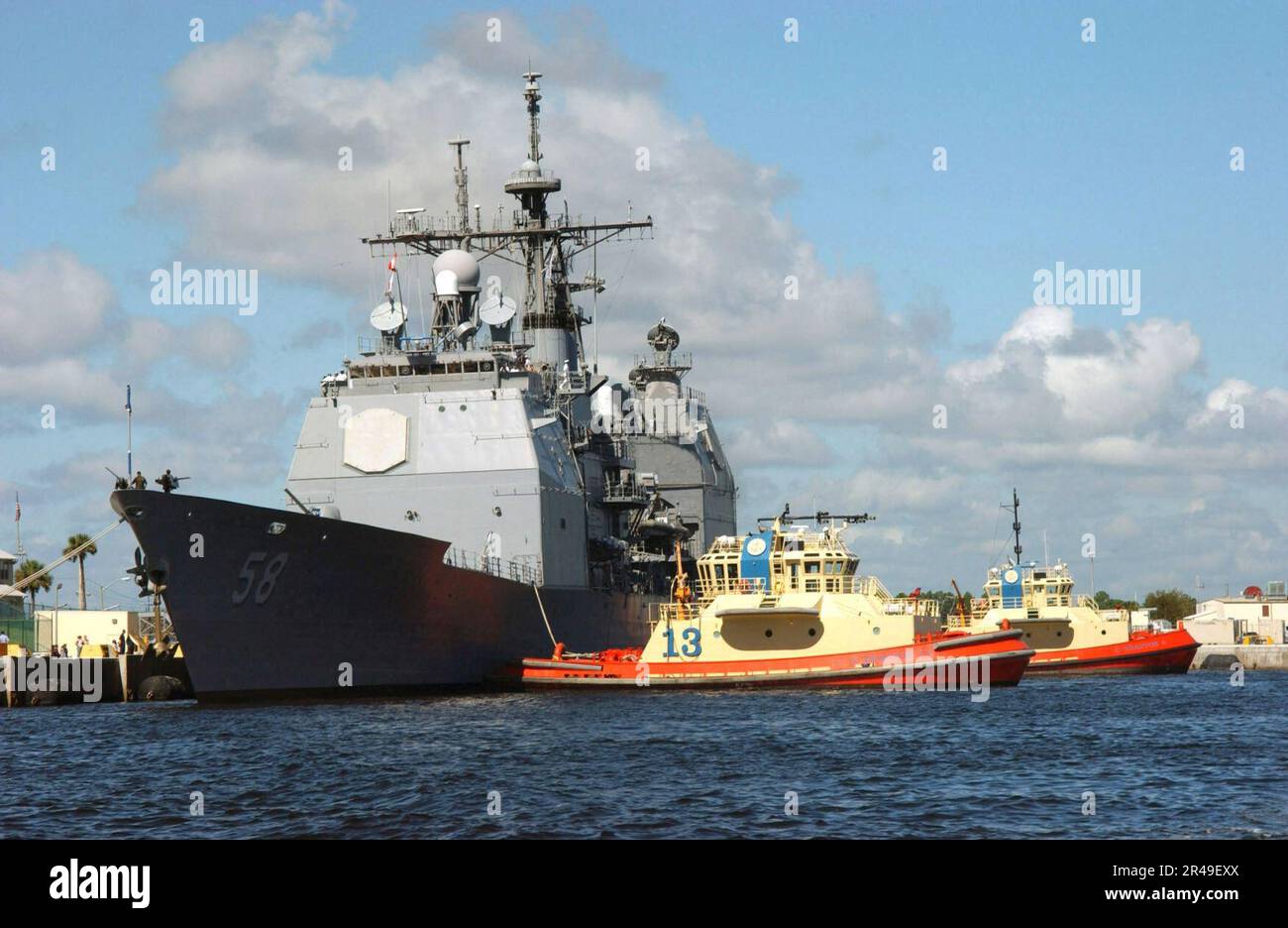 US Navy die geführte Raketenkreuzmaschine USS Philippine Sea (CG58) verlässt ihren Heimathafen in Mayport, Florida, um sich an einwöchigen Arbeiten zu beteiligen Stockfoto