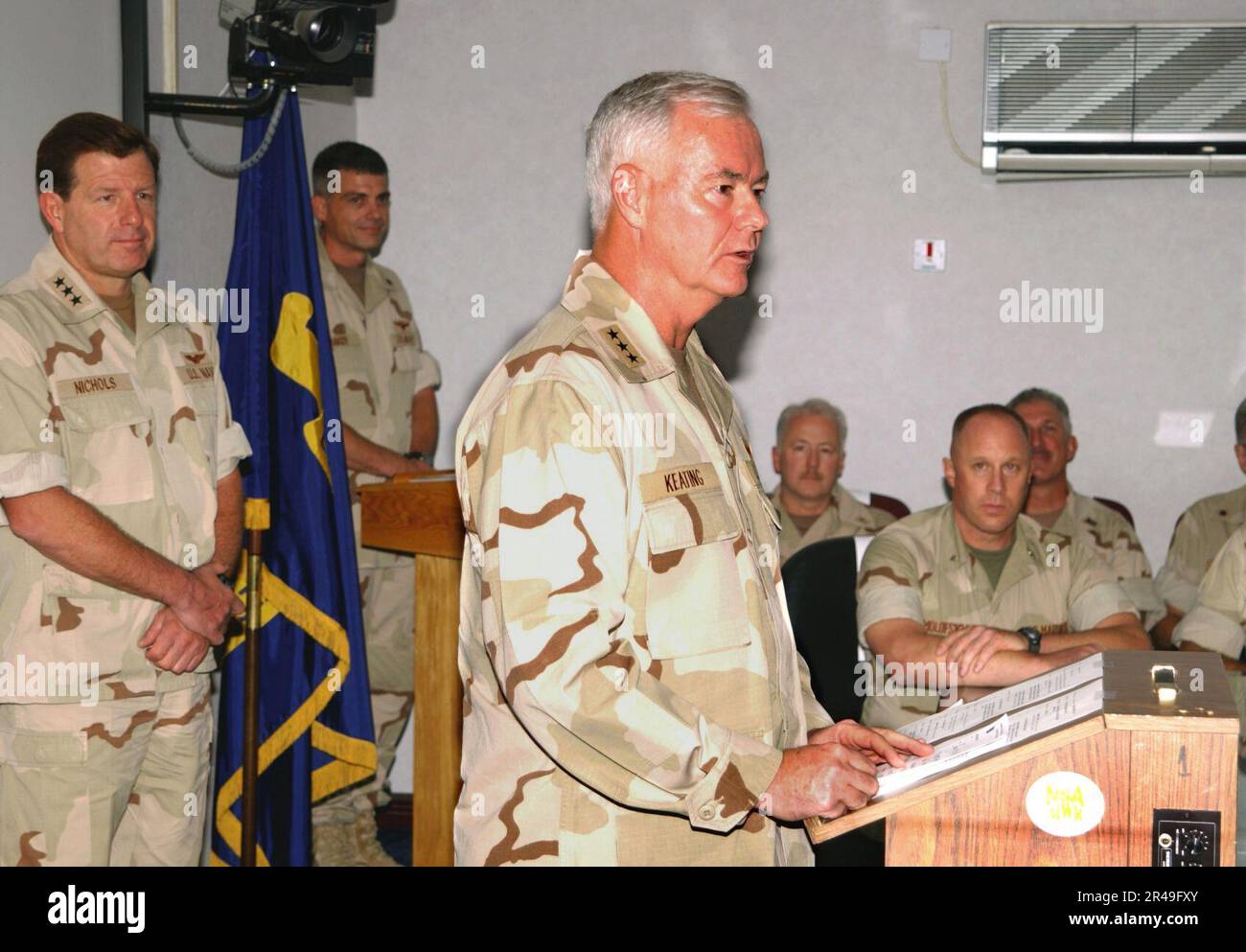 US Navy ausscheidender Commander Kommandozentrale der Marine, Vizeadmiral der Fünften Flotte, Timothy J. Keating, spricht mit einem Gast, der sich zur Zeremonie zum Kommandowechsel im Hauptquartier der Fünften Flotte in Bah versammelt hat Stockfoto