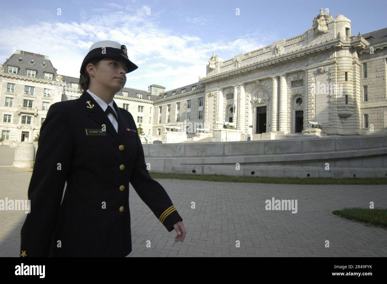 US Navy Midshipman 1. Class aus Boston, Mass., geht vor der Bancroft Hall in den USA Marineakademie Stockfoto