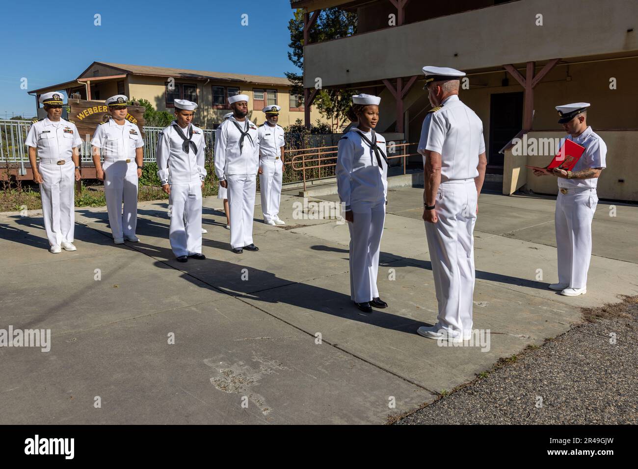 USA Marine-Matrosen mit Marine Corps Installationen - West, Marine Corps Base Camp Pendleton, stehen in Formation während der Preisverleihung Blue Jacket of the Quarter im Webber Center in Camp Pendleton, 6. April 2023. Matrosen aus verschiedenen Installationen nahmen an diesem Board Teil. Sie wurden auf der Grundlage herausragender Leistungen, hervorragender Führung und herausragender Beiträge zur Sicherheit der Einheit während des Quartals beurteilt. Stockfoto