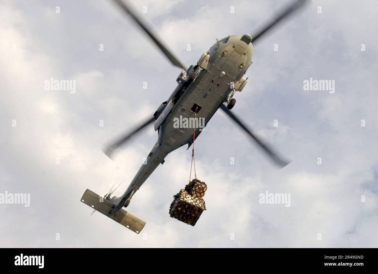 US Navy ein MH-60s Knighthawk, der den „Chargers“ des Helikopter-U-Boot-Geschwaders 14 (HS-14) zugeteilt wurde, transportiert Lieferungen von USNS Niagara Falls (T-AFS 3) zu USS Kitty Hawk (CV 63) während Seeverfahren Stockfoto