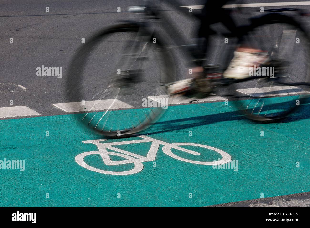 Leipzig, Deutschland. 25. Mai 2023. Ein Radfahrer fährt auf einem