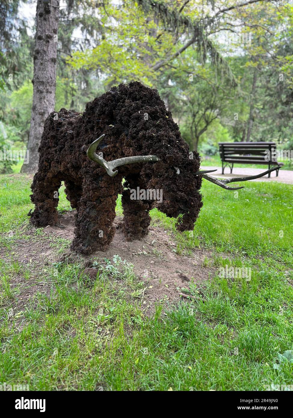 Eine abstrakte Skulptur, bestehend aus einer Gruppe geometrischer Formen und Linien, die sich in einem üppigen, grünen Grasfeld befinden Stockfoto