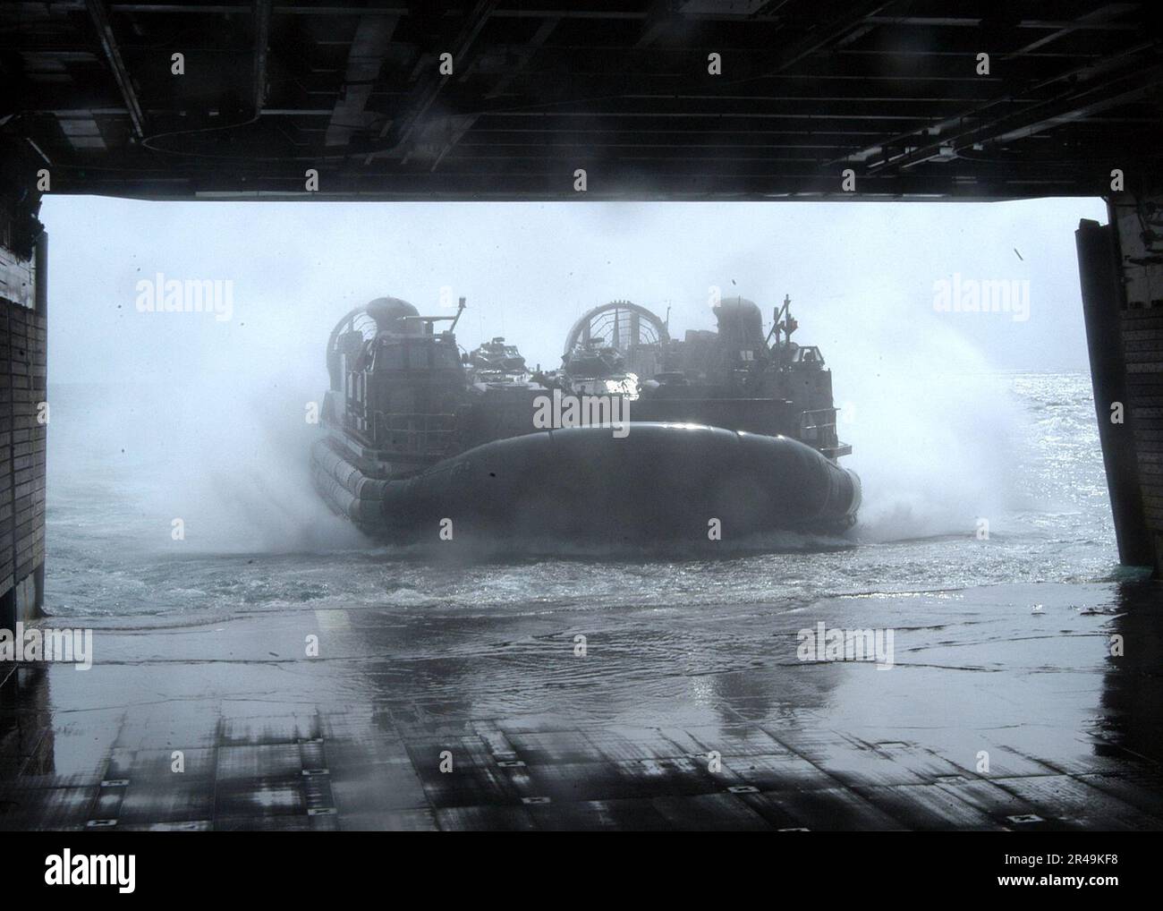 US Navy Landing Craft Air Cushion (LCAC) zweiundsiebzig der USS Peleliu (LHA-5) zugeteilt, zieht sich zurück in das Bohrlochdeck, nachdem der Betrieb aufgrund rauer See ausgesetzt wurde Stockfoto US Navy Landing Craft Air Cushion (LCAC) zweiundsiebzig der USS Peleliu (LHA-5) zugeteilt, zieht sich zurück in das Bohrlochdeck, nachdem der Betrieb aufgrund rauer See ausgesetzt wurde Stockfoto