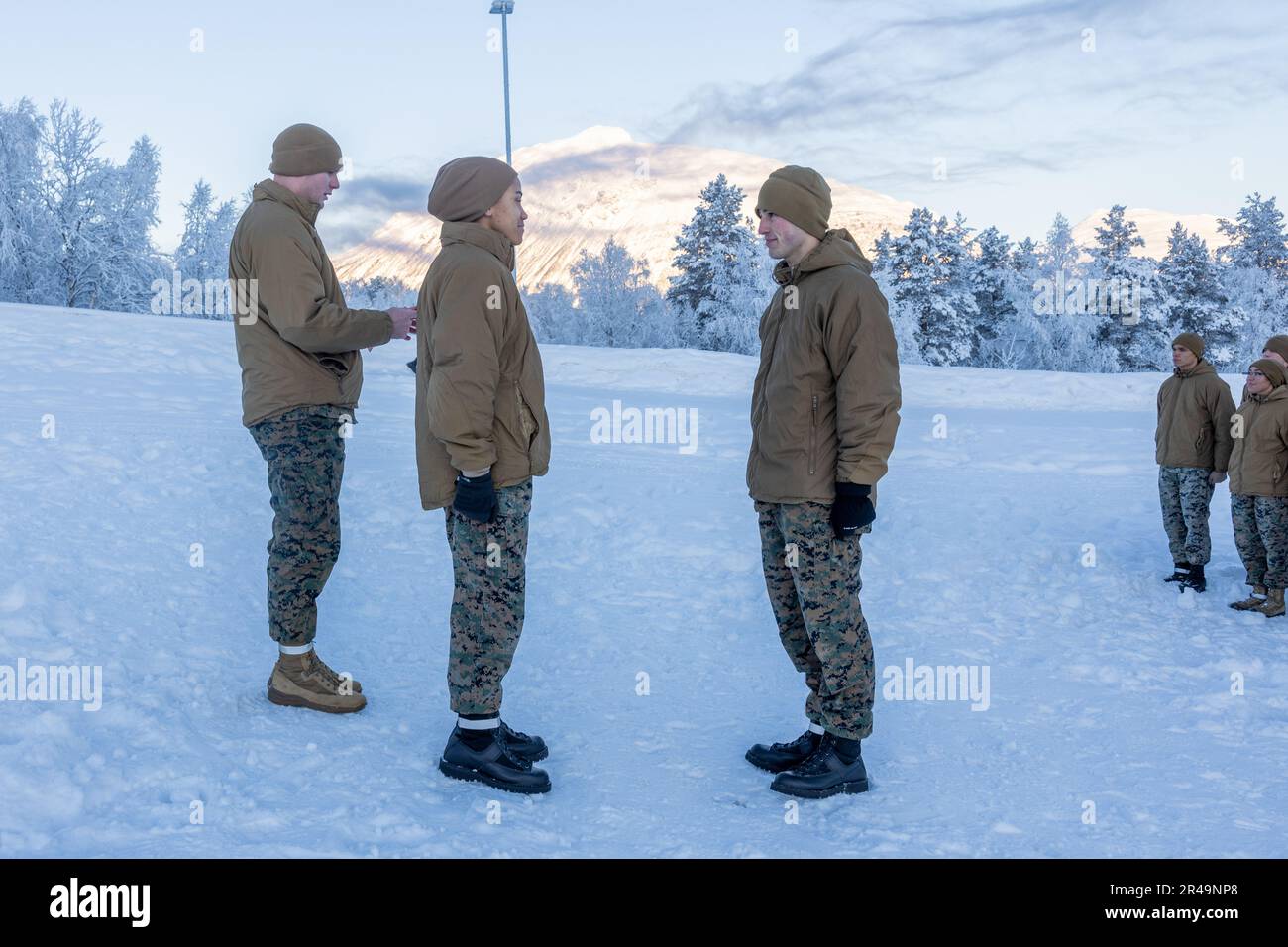 USA Marine CPL. Brett Goodson, ein Administrator für Datensysteme beim Combat Logistics Battalion 2, Combat Logistics Regiment 2, 2. Marine Logistics Group, steht während einer verdienstvollen Beförderung in Setermoen, Norwegen, am 2. Februar 2023 zur Kenntnis. Sgt. Goodson wurde von 2. MLG verdienstvoll zum Sergeant befördert, nachdem er sich unter seinen Kollegen hervorgetan und seine Aufgaben außergewöhnlich erfüllt hatte. Stockfoto