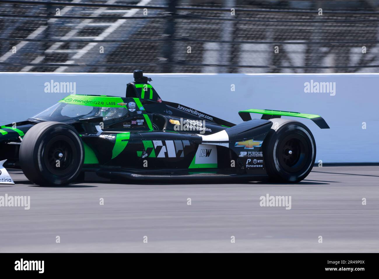 Indianapolis, USA. 26. Mai 2023. INDIANAPOLIS, INDIANA - MAI 26: Juncos Hollinger Racing-Fahrer Callum Ilott (77) aus Großbritannien übt am Carb Day vor dem 2023 Indy 500 auf dem Indianapolis Motor Speedway am 26. Mai 2023 in Indianapolis, Indiana. Kredit: Jeremy Hogan/Alamy Live News Stockfoto