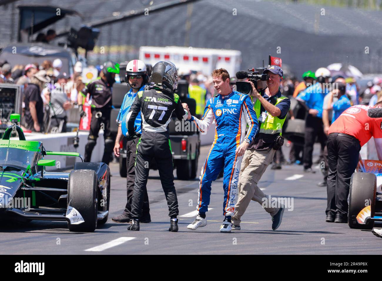 Indianapolis, USA. 26. Mai 2023. INDIANAPOLIS, INDIANA – MAI 26: Chip Ganassi Racing-Fahrer Scott Dixon (9) aus Neuseeland konkurriert am Carb Day vor dem 2023 Indy 500 auf dem Indianapolis Motor Speedway am 26. Mai 2023 in Indianapolis, Indiana, gegen Juncos Hollinger Racing-Fahrer Callum Ilott (77) aus Großbritannien. Dixon hat den Wettbewerb gewonnen. Kredit: Jeremy Hogan/Alamy Live News Stockfoto