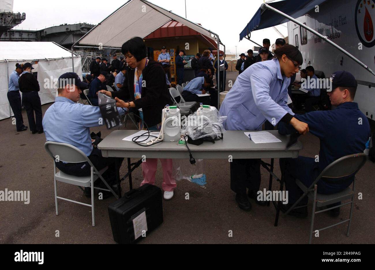 US Navy Crewmitglieder des nukleargetriebenen Flugzeugträgers USS Nimitz (CVN 68) nehmen an einer kommandoweiten Blutspende auf dem Pier neben dem Träger Teil Stockfoto