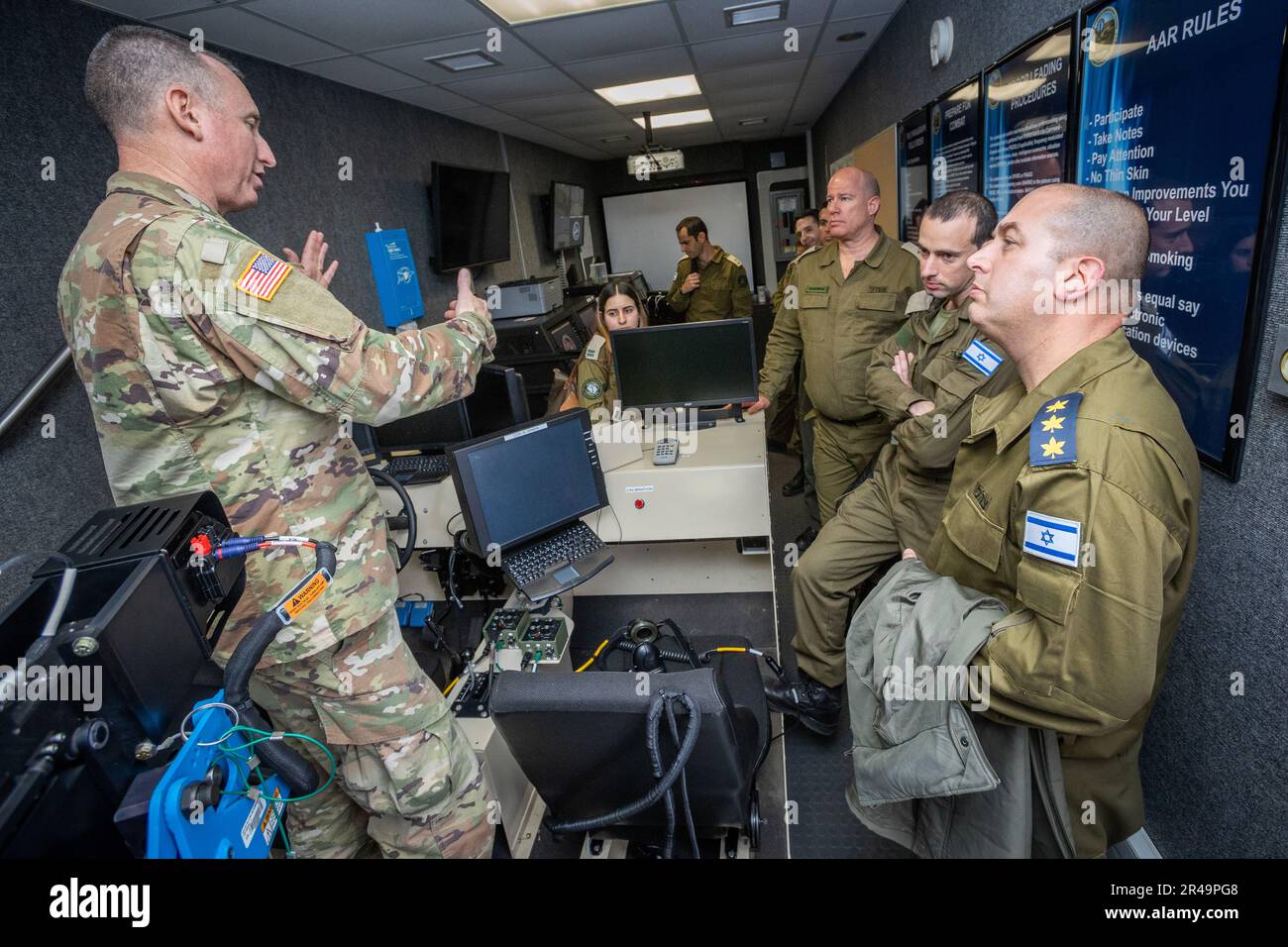 USA Armeemeister Andrew P. Glatz, links, leitender Artillerielehrer, 3. Bataillon, 254. Regiment, New Jersey Army National Guard, Briefs Major General Hiddey Zilberman, Israel Defense and Armed Forces Attaché bei den Vereinigten Staaten über den Virtual Convoy Operations Trainer im New Jersey Army National Guard Training Complex, Joint Base McGuire-Dix-Lakehurst, New Jersey, 28. März 2023. Zilberman und seine Mitarbeiter sahen den kleinen Unterrichtsraum für unbemannte Flugsysteme, den digitalen Sandtisch, den Trainer für Engagement Skills II, das Indoor Village for Military Operations in Urban Training und das Regional Training Stockfoto