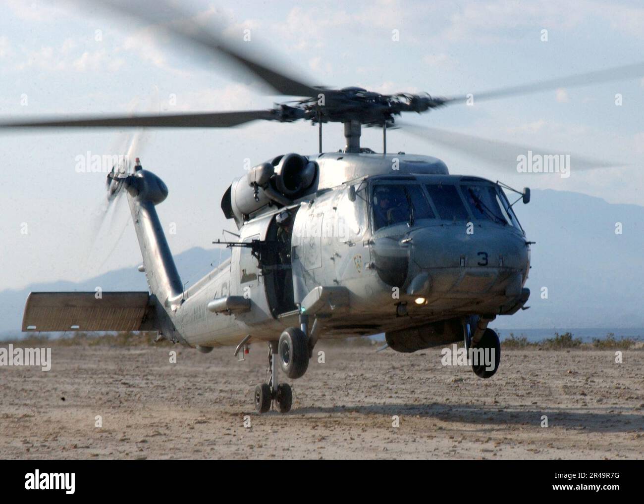 US Navy ein SH-60F Seahawk Helicopter, der den Acht-Ballern des Helikopter-Anti-U-Boot-Geschwaders zugeteilt wurde. Acht (HS-8) praktizieren taktische Starts und Landungen in einem Trainingsgebiet westlich der Salton Sea in Sout Stockfoto