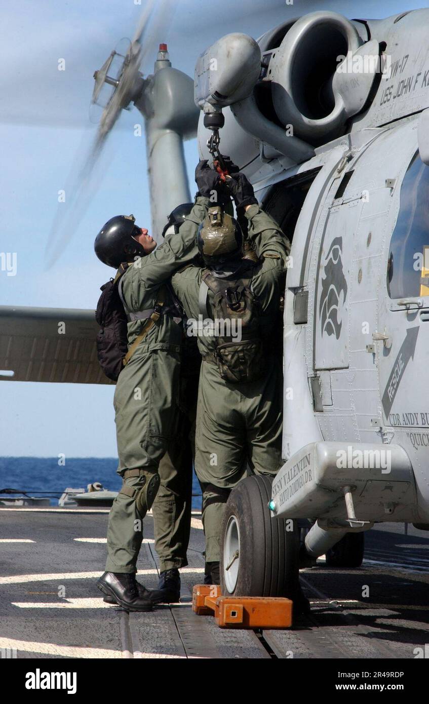 MATROSEN DER US Navy, die der Sprengstoffbeseitigungsgruppe 2 (EODMU 2), det. Vier, bringen Sie ein Seil an einem HH-60H Seahawk an, der den Roten Löwen des Hubschrauberabwehr-U-Boot-Geschwaders One Five (HS-15) du zugewiesen wurde Stockfoto