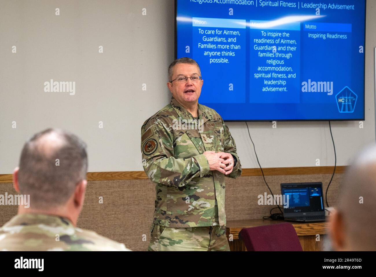 Kaplan (Generalmajor) Randall E. Kitchens, USA Air Force Chief of Chaplains, stellt die Vision, Mission und das Motto der Kaplan des USAF Chaplain Corps zusammen mit den religiösen Unterstützungsteams der Joint Base Elmendorf-Richardson in der Midnight Sun Chapel am JBER, Alaska, vor. 20. Januar 2023. Während des Briefs betonten Küchen die Notwendigkeit, „...inspire die Bereitschaft von Flugzeugen, Wächtern und ihren Familien durch religiöse Unterbringung, geistige Fitness und Führungsberatung zu verbessern“. Stockfoto