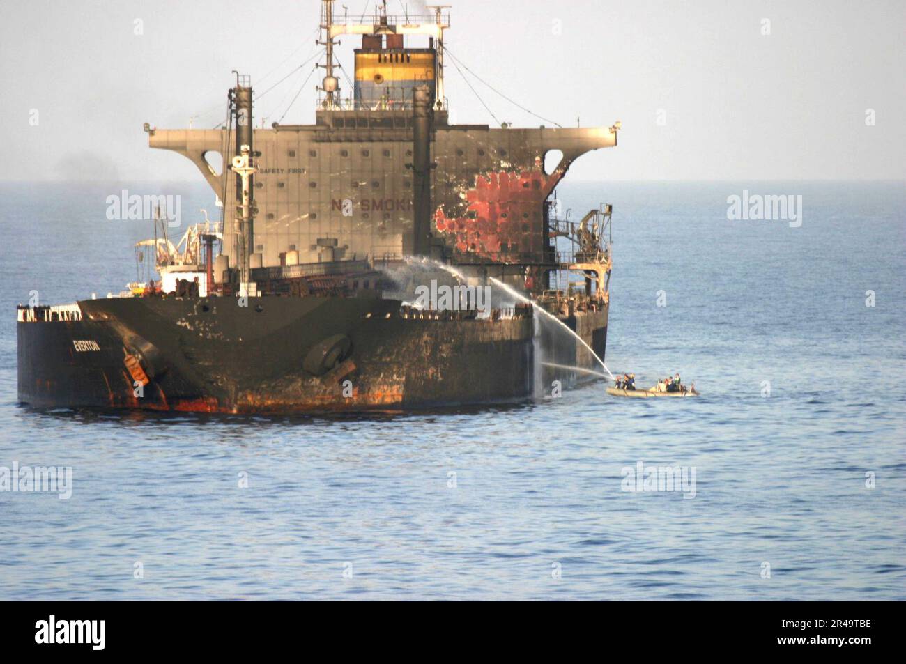 US Navy-Matrosen aus der Pascagoula, dem in Aegis ansässigen Guided-Raketenkreuzer USS Yorktown (CG 48), bekämpfen einen Brand an Bord des Motorschiffs Everton vor der Küste von Oman Stockfoto