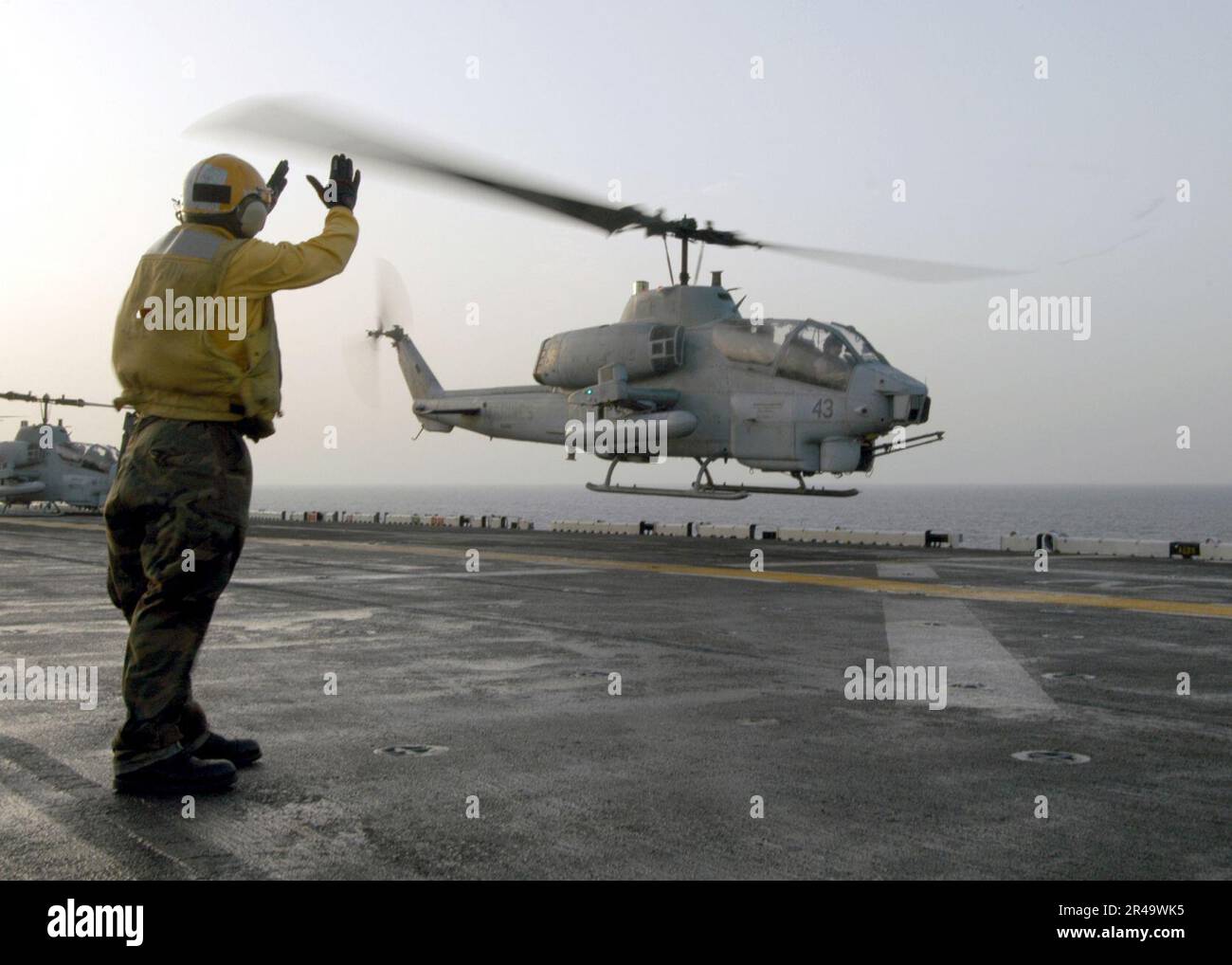 US Navy ein AH-1W Super Cobra hebt vom Cockpit des Amphibienschiffs USS Wasp (LHD 1) Stockfoto