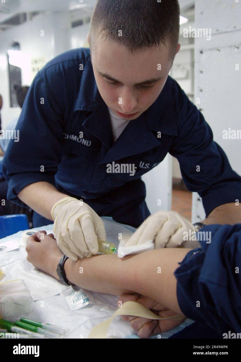US Navy Hospital Corpsman entnimmt Seeleuten Blut zur Unterstützung eines Knochenmarkantriebs. Stockfoto
