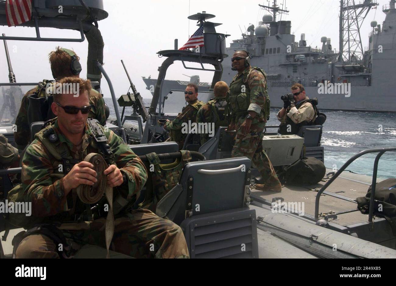MATROSEN der US-Marine, die dem Spezialboot-Team zwölf (SBT-12) zugeteilt sind, bereiten ihre RHIB (Rigid Hull Inflatable Boats) endgültig vor. Stockfoto