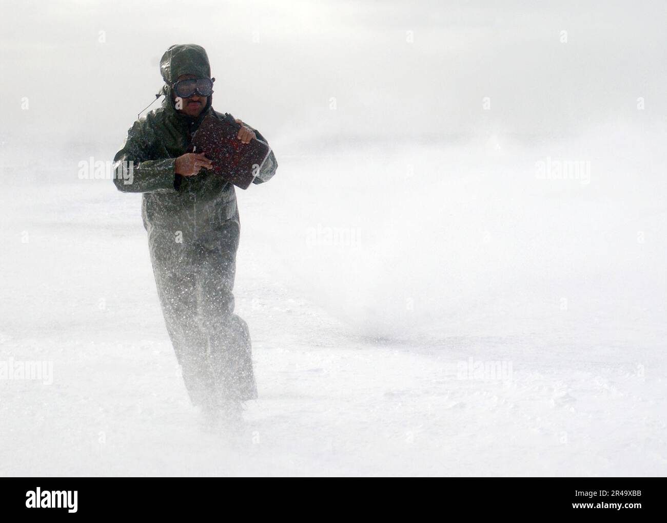 US Navy Aviation Boatswains Mate durchläuft einen Dunst von AFFF (Aqueous Film Forming Foam) Stockfoto