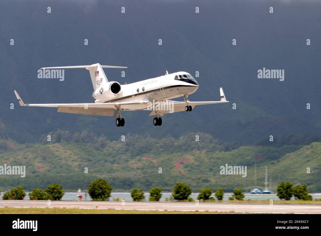 US Navy Ein C-20G Gulfstream-Flugzeug nimmt den letzten Anflug für eine Berührung und Landung während eines lokalen Trainingsflugs Stockfoto