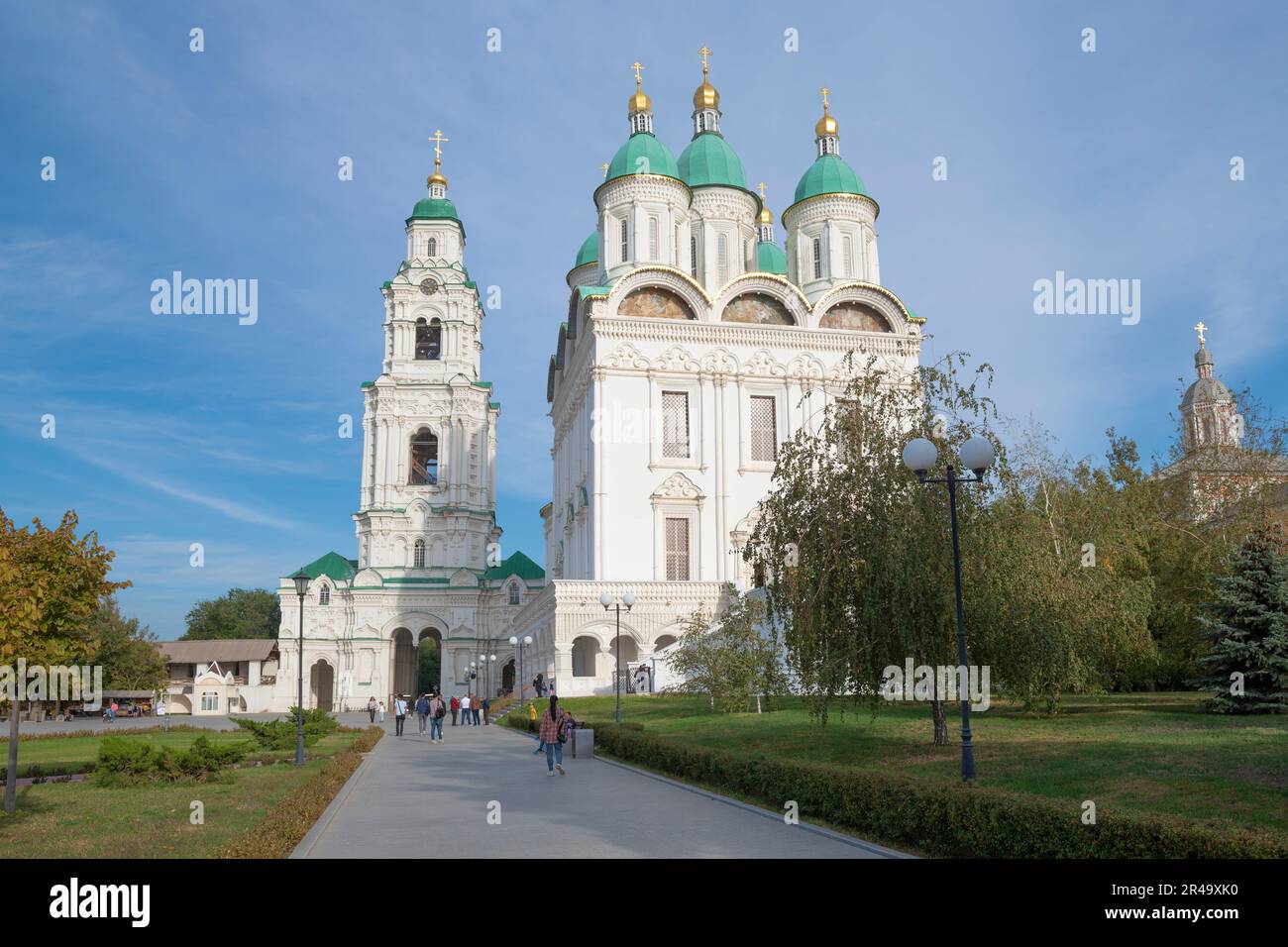 ASTRACHAN, RUSSLAND - 21. SEPTEMBER 2021: Blick auf die alte Himmelfahrt-Kathedrale an einem sonnigen Tag im September. Astrachan Kreml Stockfoto