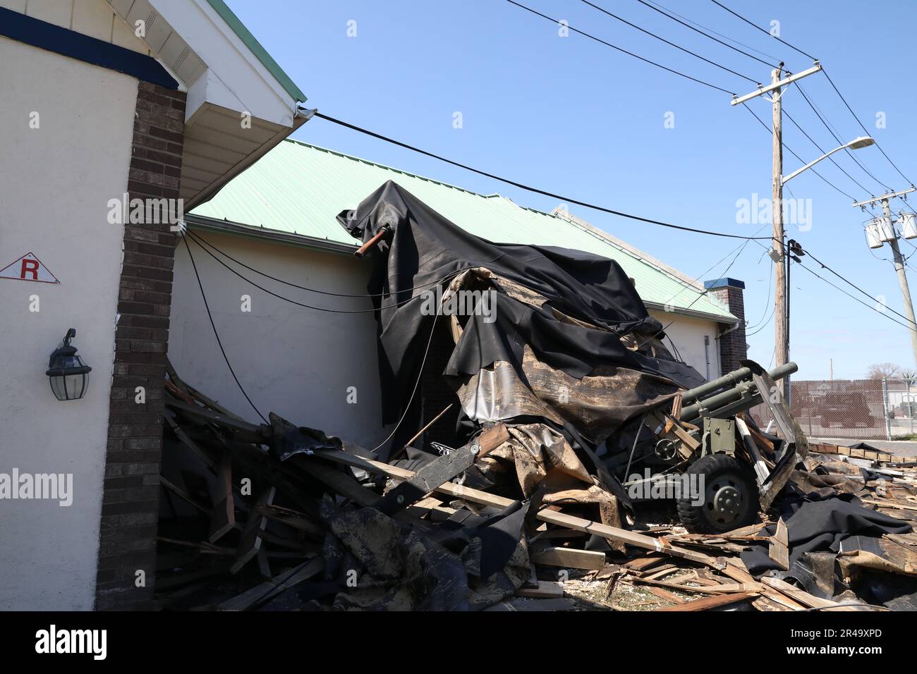 Gebäude 66/68 im National Guard Training Center, Sea Girt, New Jersey, steht nach einem Tornado, der den 1. April 2023 traf. Das Gebäude, in dem Material der New Jersey National Guard Youth Challenge Academy untergebracht ist, verlor sein Dach und seinen Kamin bei einem teilweisen Einsturz während des Sturms. Stockfoto