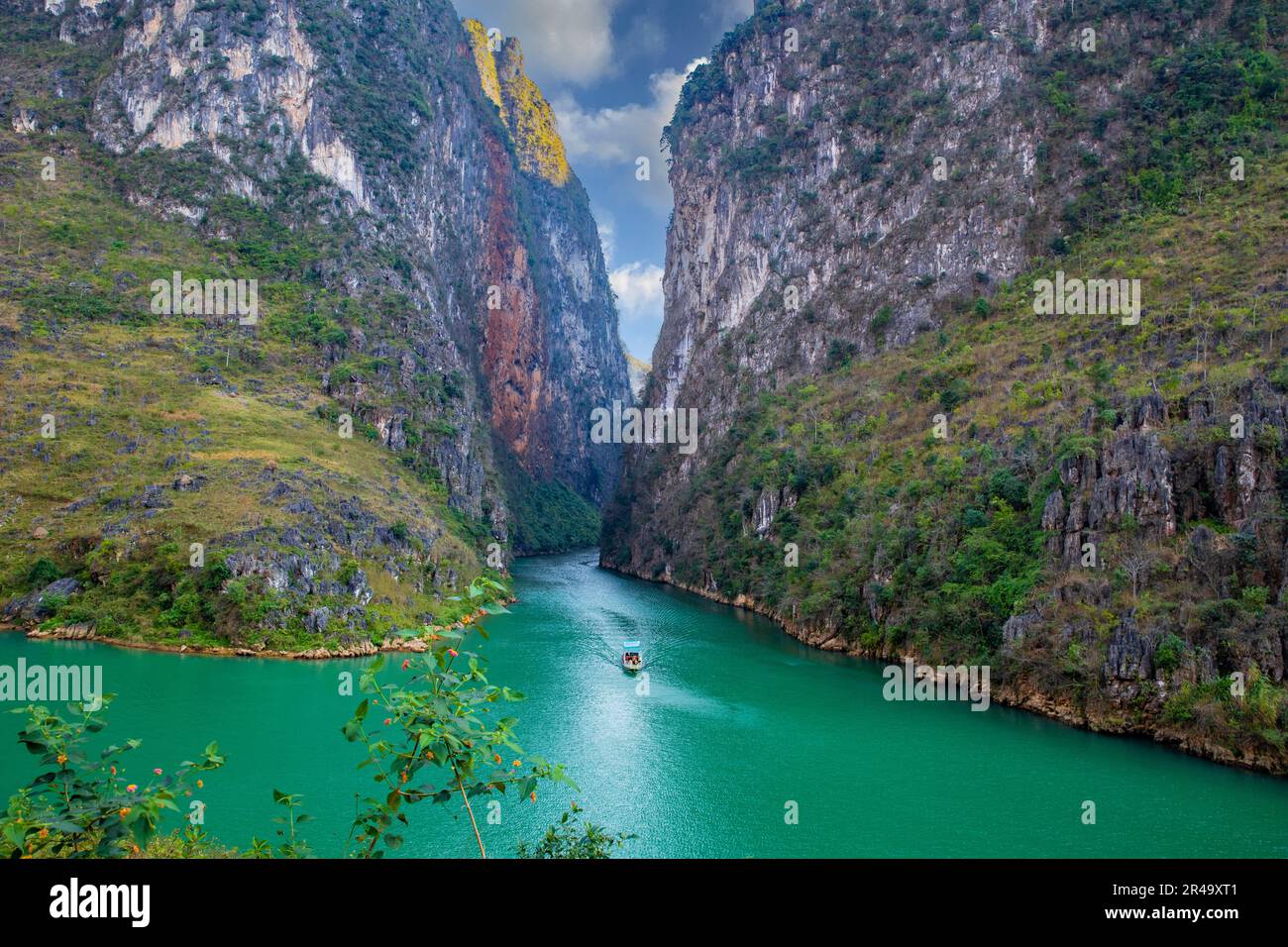 Die Gasse des Flusses Nho Que. Ein berühmter Fluss in Ha Giang Vietnam ist jadegrün Stockfoto