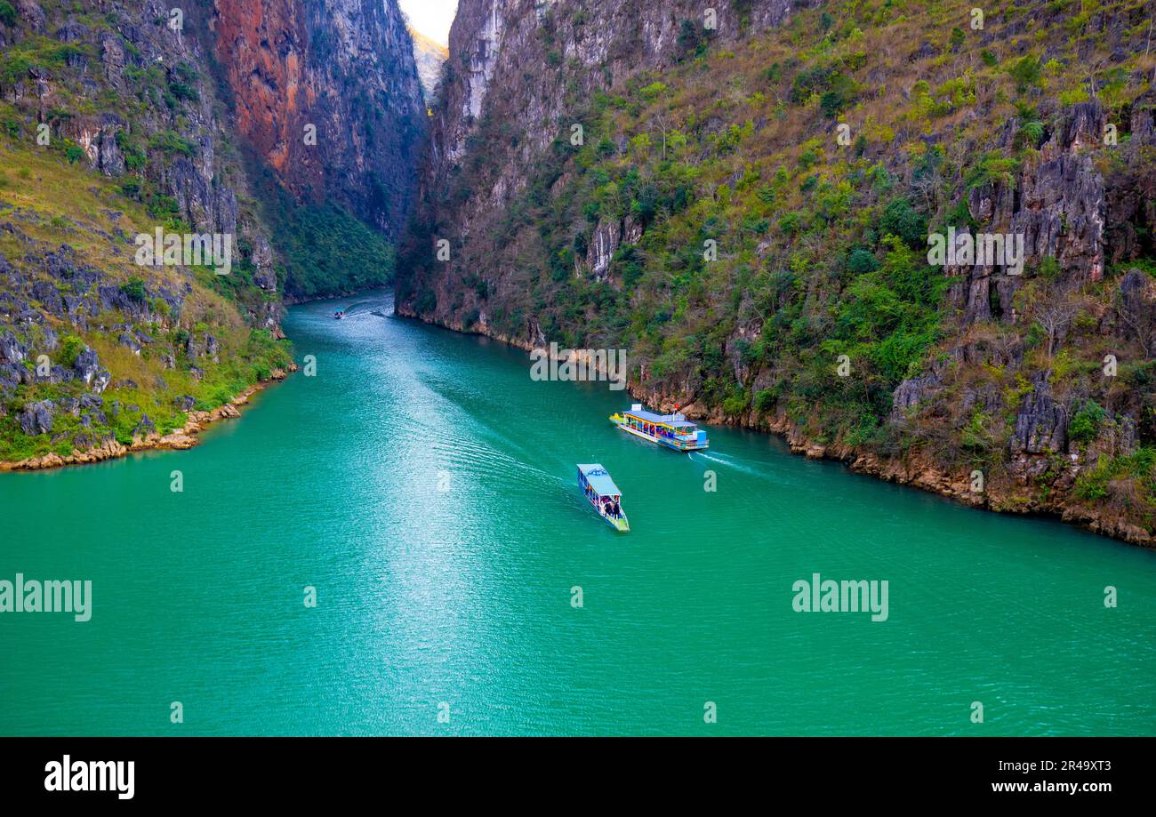 Die Gasse des Flusses Nho Que. Ein berühmter Fluss in Ha Giang Vietnam ist jadegrün Stockfoto