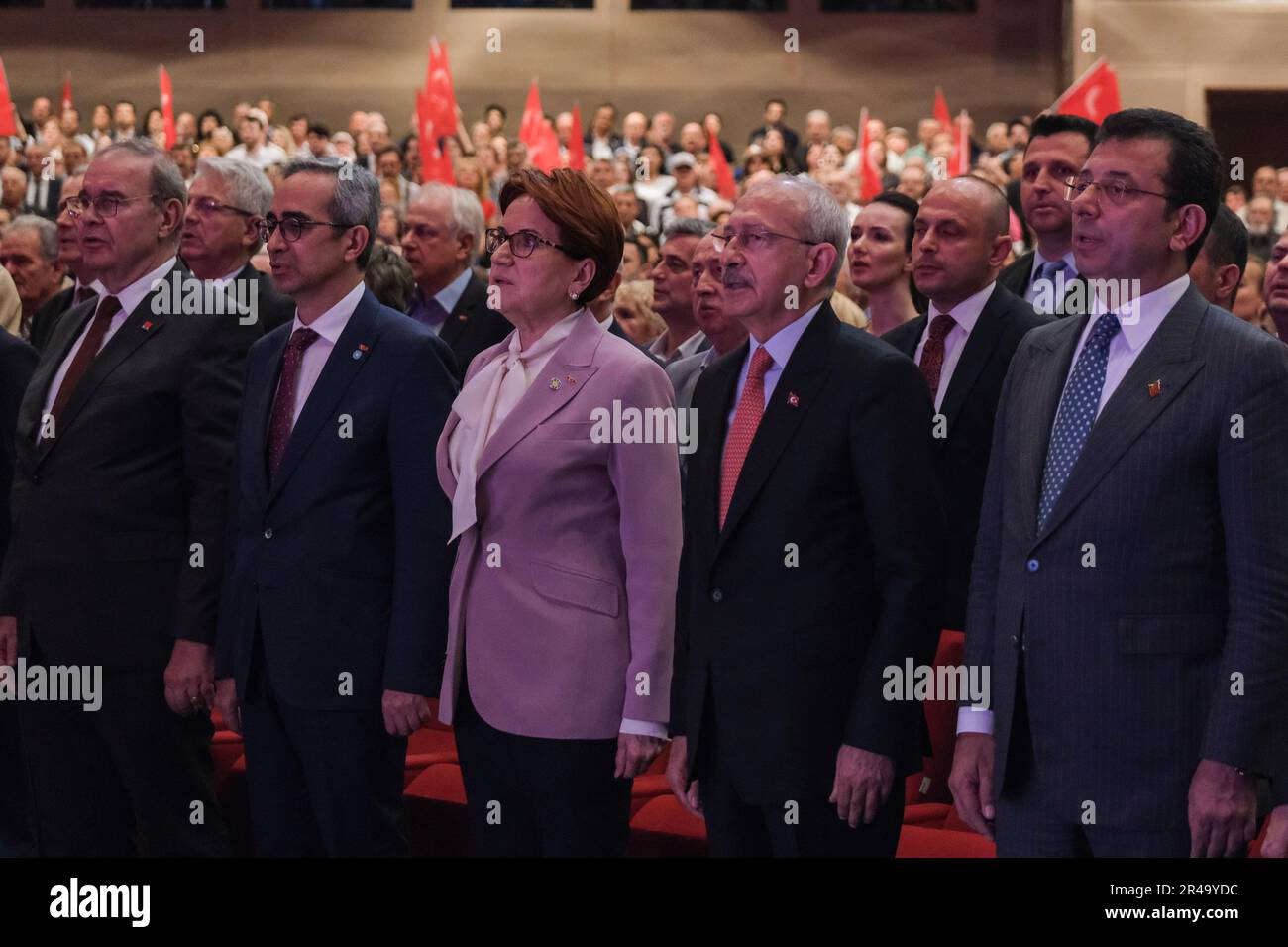 Die Mitglieder der Nation Alliance Kemal K?l?codaro?lu, Meral AK?ener und Istanbul Mayor Ekrem?mamo?lu singen gemeinsam die Nationalhymne. Der republikanische Vorsitzende der Volkspartei und der Präsidentschaftskandidat der Nation Alliance Kemal K?l?codaro?lu, der Bürgermeister von Istanbul und Vizepräsident der Nation Alliance Kandidat Ekrem?mamo?lu und DER Vorsitzende DER IYI-Partei Meral AK?ener trafen sich zum Balkan Rumelian Emigrant Meeting im Istanbul Halic Congress Center. Kredit: SOPA Images Limited/Alamy Live News Stockfoto