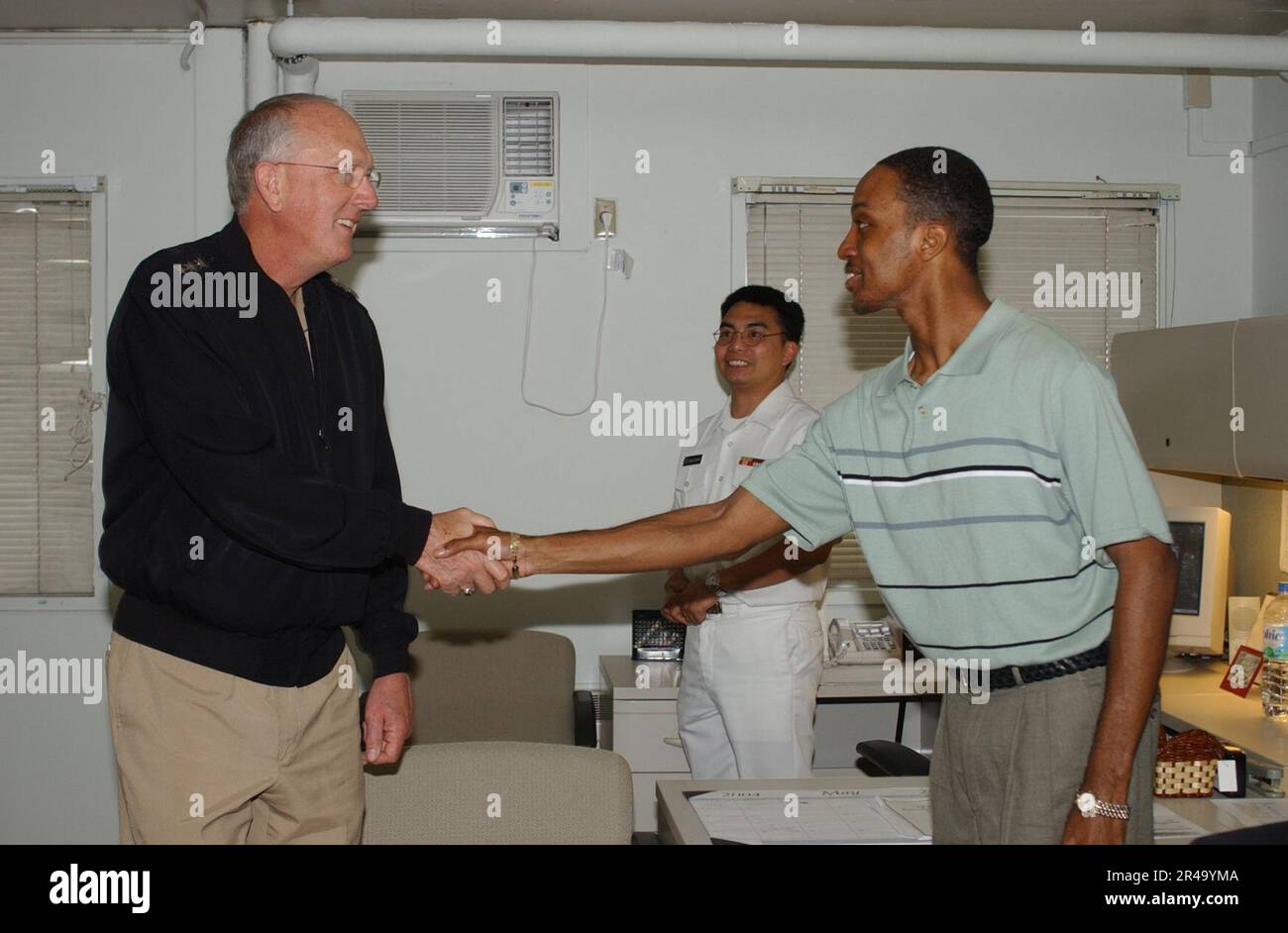MICHAEL L. Cowan, Generalchirurg der Marine und Chef des Büros für Medizin und Chirurgie, besucht die Branch Medical and Dental Clinics an Bord der Naval Air Facility Atsugi. Stockfoto