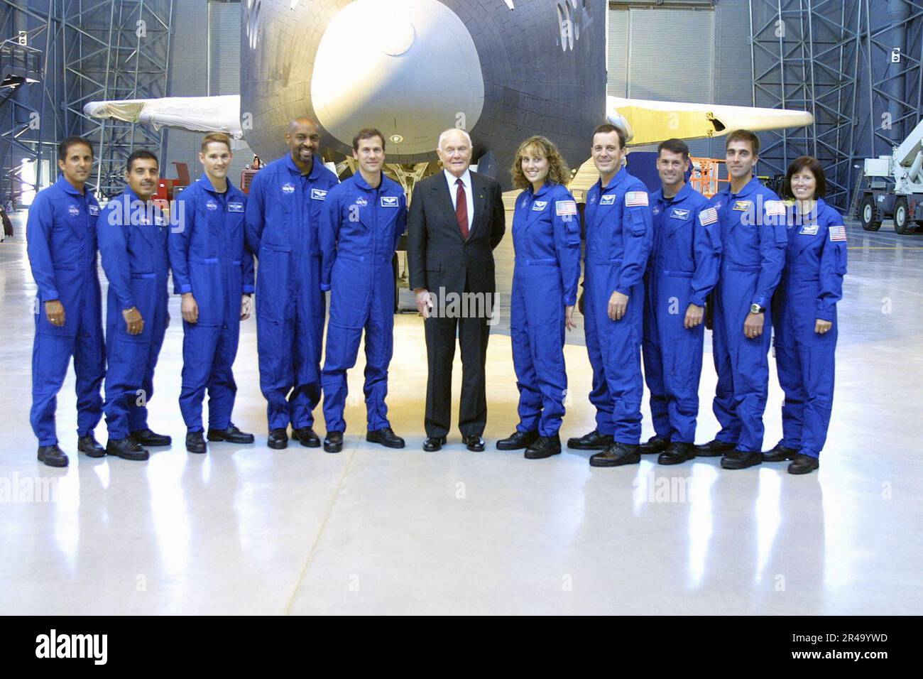 LIEUTENANT Commander der US Navy. Der zweite von rechts steht vor dem Space Shuttle Enterprise mit dem pensionierten Senator, dem ehemaligen Astronauten John Glenn. Stockfoto