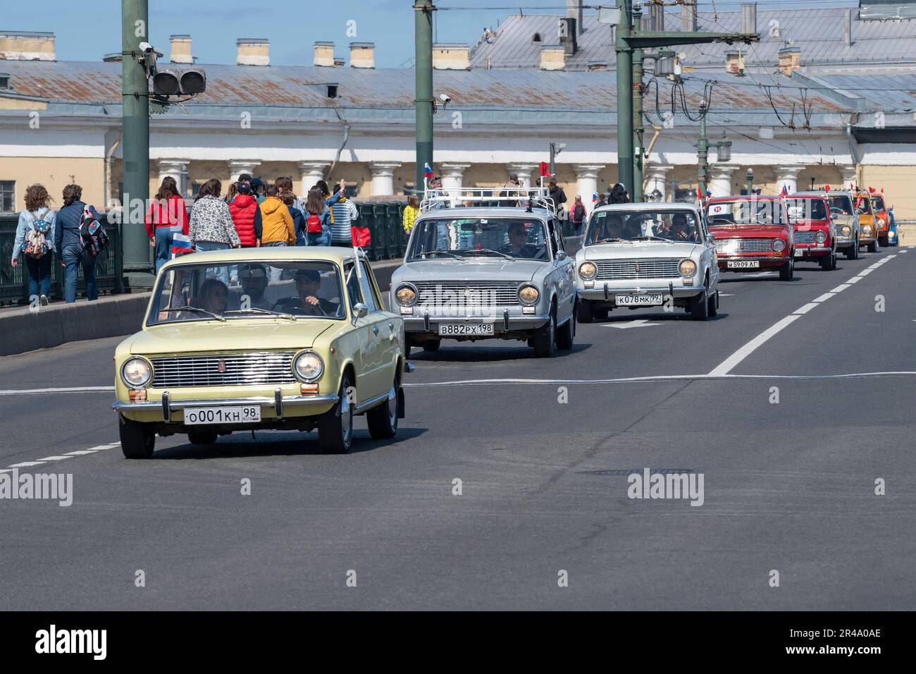 ST. PETERSBURG, RUSSLAND - 20. MAI 2023: Konvoi der sowjetischen Autos 'Zhiguli' VAZ-2101 auf der Parade des Rücktransports an einem sonnigen Tag. SPB TransportFest Interna Stockfoto