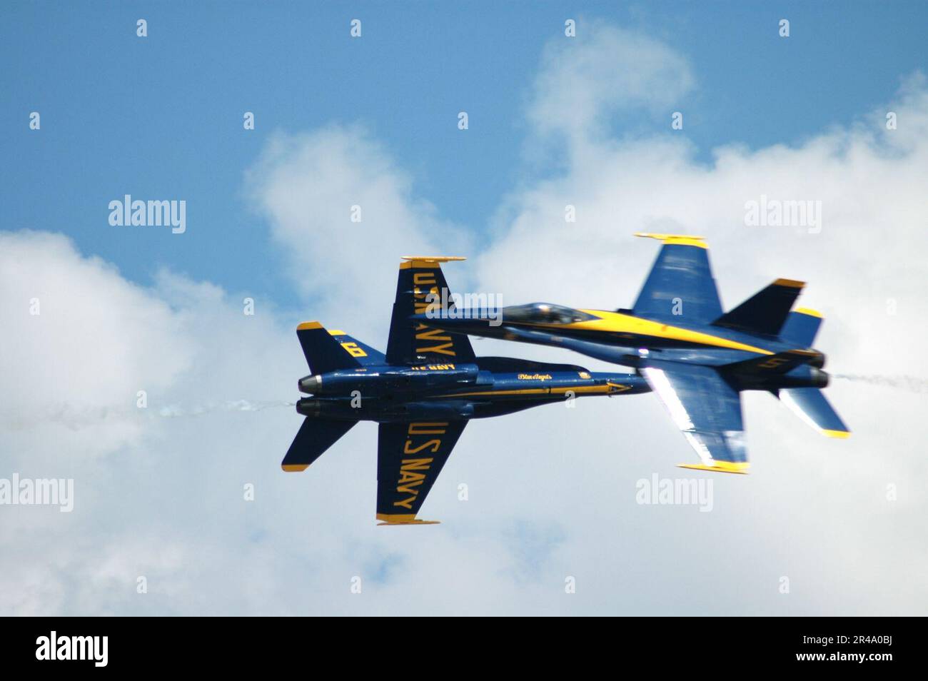 US Navy die führenden und gegnerischen Alleinpiloten, die den USA zugeteilt wurden Das Flugdemonstrationsteam der Navy, die Blue Angels, führt ein Scheren-Kreuz-Manöver durch Stockfoto