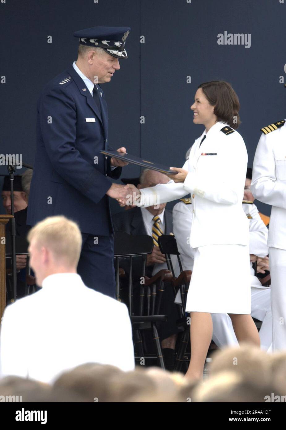 FÄHNRICH von DER US Navy erhält ihr Diplom vom Vorsitzenden des Generalstabschefs, General Richard B. Meyers bei den USA Marineakademie. Stockfoto