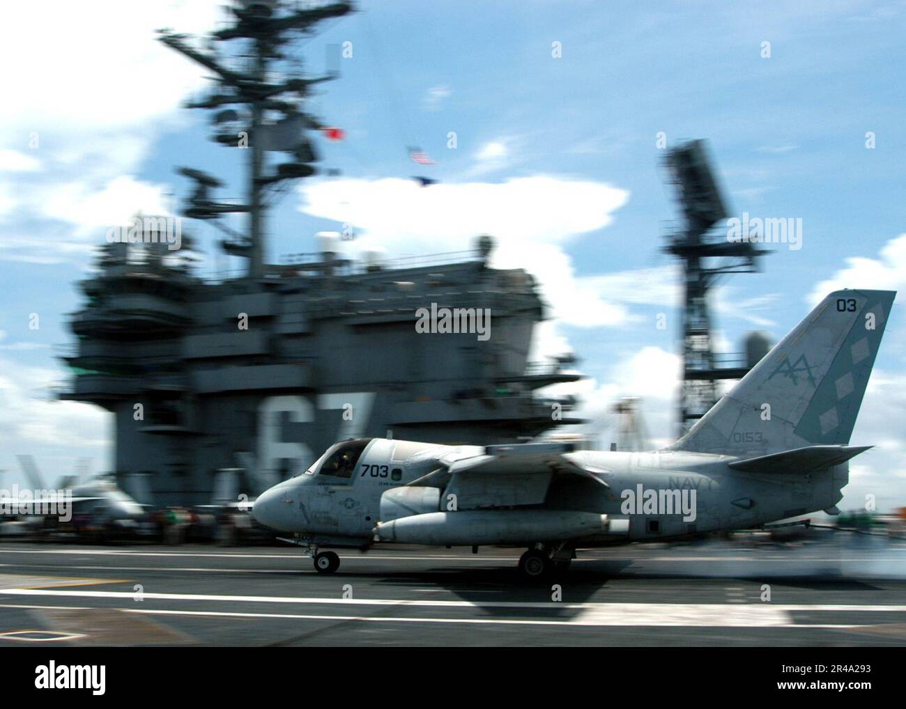 US Navy Commander, Kennedy Carrier Strike Group, Konteradmiral Donald Bullard landet einen S-3 Wikinger Stockfoto