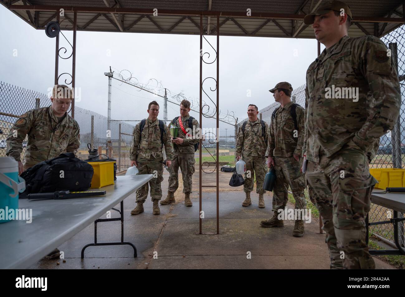 Barksdale Airmen durchqueren während des Trainings Bayou Vigilance am Luftwaffenstützpunkt Barksdale, La., 18. Januar 2023 einen Zutrittskontrollpunkt (Entry Control Point, ECP). ECPs sind vielseitige Methoden, um den Zugang zu eingeschränkten Bereichen bei erhöhtem Kraftschutz zu sichern. Stockfoto