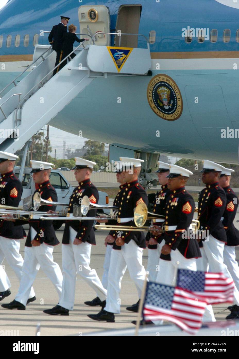 US Navy ehemaliger Präsident Ronald Reagans Frau Nancy Reagan und kommandierender General, USA Army Military District of Washington, D.C., Generalmajor Galen B. Jackman, an Bord der Air Force One Stockfoto