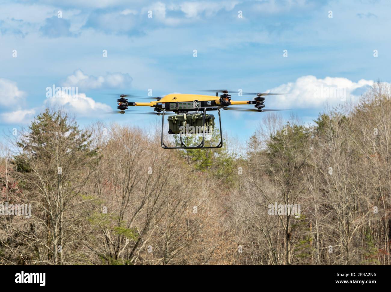 Das Tactical Resupply Unmanned Aircraft System (TRUAS) fliegt während einer Demonstration in DZ Cockatoo auf der Marinekorps-Basis Quantico, Virginia, 29. März 2023. Combat Development and Integration demonstrierte die TRUAS und programmierte die Unmanned Logistics Systems-Air (ULS-A) so, dass sie eine Nutzlast über eine kurze Distanz transportieren, sie an einer bestimmten Stelle in der Landezone ablegen und zu ihrem Ausgangspunkt zurückkehren. Der TRUAS hat eine Reichweite von 9 Meilen und eine maximale Nutzlast von 150 Pfund, was ausreicht, um mit Munition, Lebensmitteln, medizinischen Vorräten und Batterien, unter anderem, zu fliegen. Für dieses kleine System sind nur zwei erforderlich Stockfoto