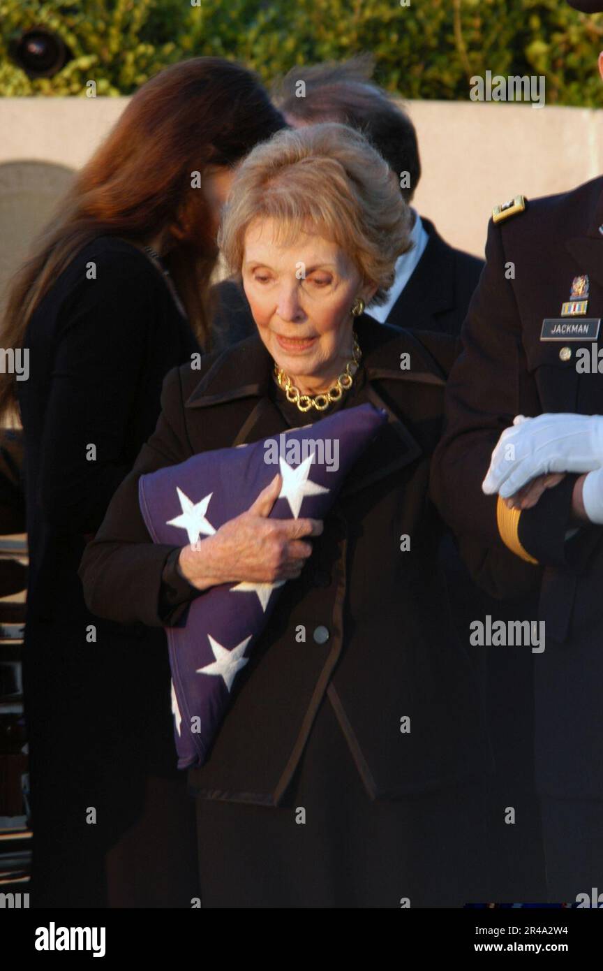 DIE ehemalige First Lady Nancy Reagan der US Navy hält die Flagge fest, die den Sarg des ehemaligen Präsidenten Ronald Reagan bedeckte, als sie abreist Stockfoto