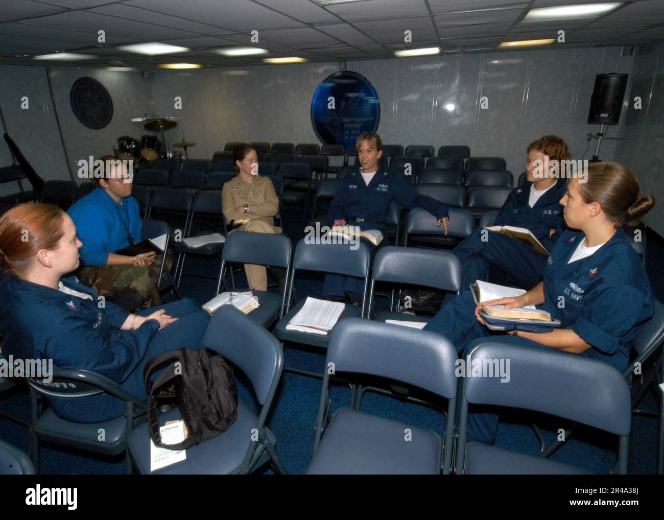 US Navy In der Schiffskapelle wird An Bord des konventionell angetriebenen Flugzeugträgers USS John F. Kennedy (CV 67) Eine Bibelstudie durchgeführt. Stockfoto