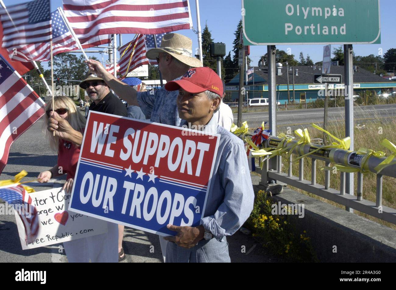 US Navy Tri NGO und Mitglieder der Operation unterstützen unsere Truppen (OSOT), die die Brücke vor Ft. Lewis Army Base, während Präsident George W. Bush eine Rede vor den Truppen hielt Stockfoto