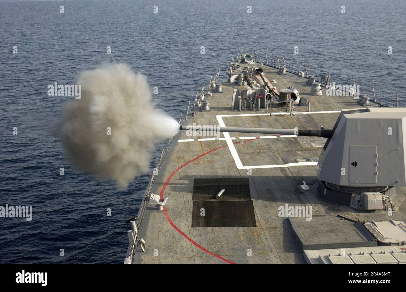 US Navy die MK-45, eine 5-Zoll-Pistole, die sich am Bug des Arleigh-Burke-Klasse-geführten Raketenzerstörers USS Bulkeley (DDG 84) befindet, feuert während einer Übung mit Live-Feuer Stockfoto