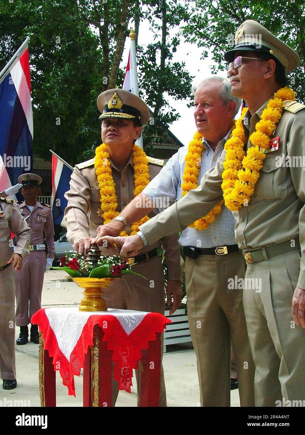 US Navy USA Botschafter in Thailand, der ehrenwerte Darryl N. Nelson, Mitte, schließt sich Commander-in... Stockfoto