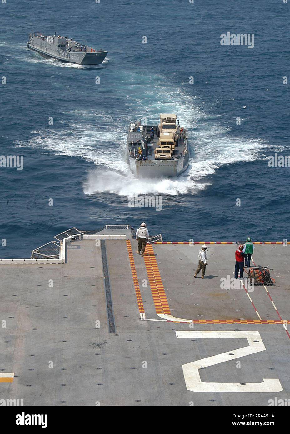 VERSORGUNGSUNTERNEHMEN DER US Navy Landing Craft Utilities (LCU), die Angriffsflotteneinheit vier (ACU 4) zugewiesen sind, betreten das Bohrdeck des Amphibienschiffs USS Saipan (LHA 2) nach Abschluss der Scheinlandungen von Amphibienfahrzeugen auf einer nahegelegenen BU Stockfoto