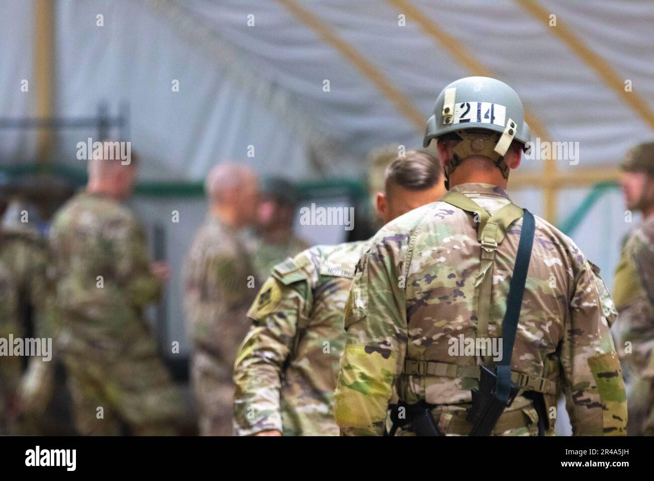 Ein Soldat überprüft die Ausrüstung eines anderen Soldaten während der Ausrüstungsinspektion, die Teil des Rappel Master Course im Camp Buehring, Kuwait ist. Während der Inspektion werden der Abseilsitz und die Ausrüstung auf Mängel untersucht, die zu schweren oder tödlichen Verletzungen des Abseilers führen können. Stockfoto